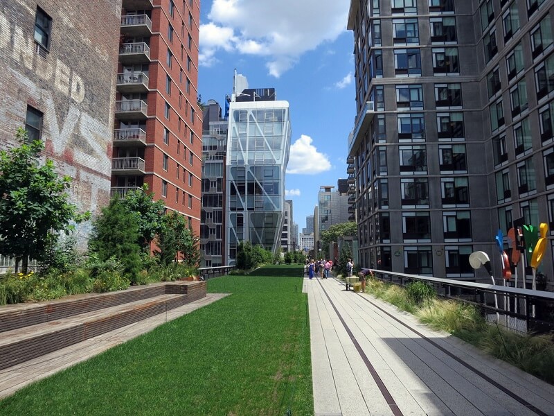 Parque linear High Line suspenso criado em Nova York. Fonte: Urban Land Institute em flickr