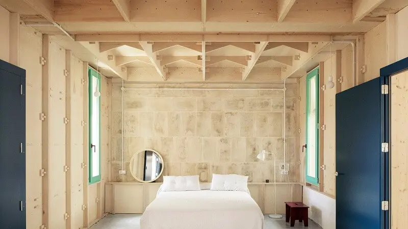 Projeto de dormitório fez uso da madeira compensada em toda a decoração. Fonte: Casa Vogue