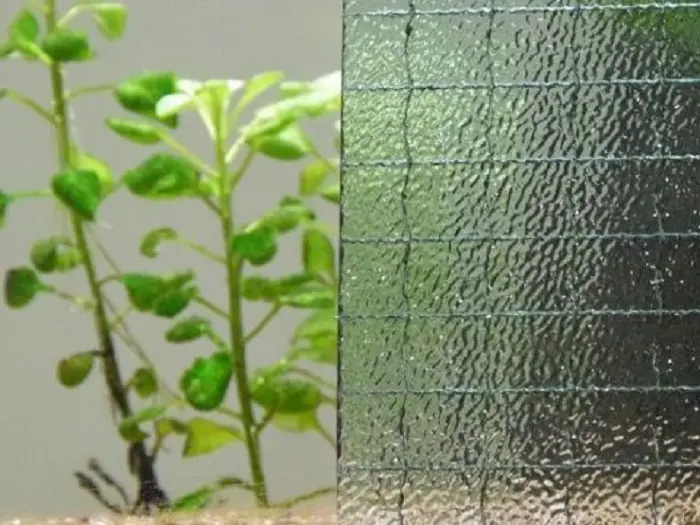 A malha metálica quadriculada do vidro aramado confere mais resistência ao material. Fonte: Dicas de Arquitetura