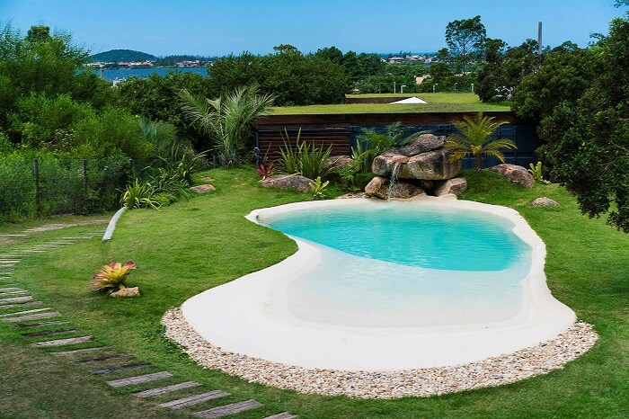 A piscina de areia compactada possui alta resistência a radiação UV. Fonte: Revista Abreu