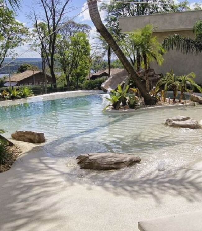 A piscina de areia traz um encanto único para a área externa. Fonte: Westernpools