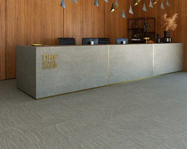 Ambiente com piso laminado cinza que imita pedra natural - coleção Basalto, da Durafloor