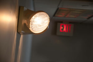 A luz de emergência pode ser instalada em casas, condomínios, prédios, empresas e industrias. Fonte: GSD Engenharia