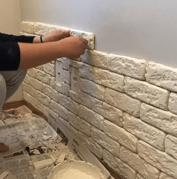 Aplicação de tijolo aparente de gesso em parede