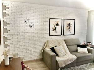 Descubra as vantagens de usar parede de tijolo de gesso em casa. Fonte: Magazine Luiza