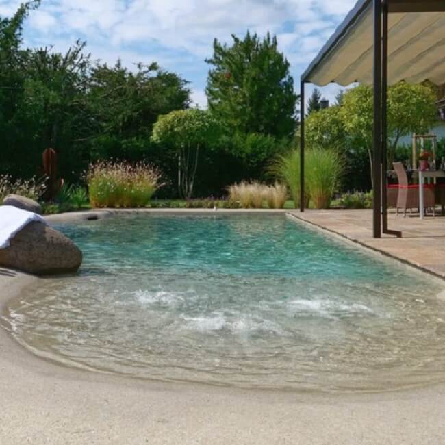 Fuja do convencional e construa uma piscina de areia. Fonte: Biodesign Pools Germany &amp; Austria