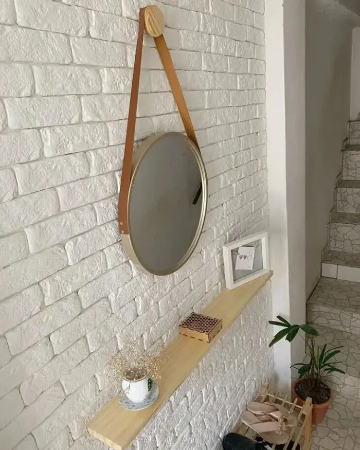 O espelho adnet foi fixado na parede com tijolo de gesso. Fonte: Estilo e Decoração