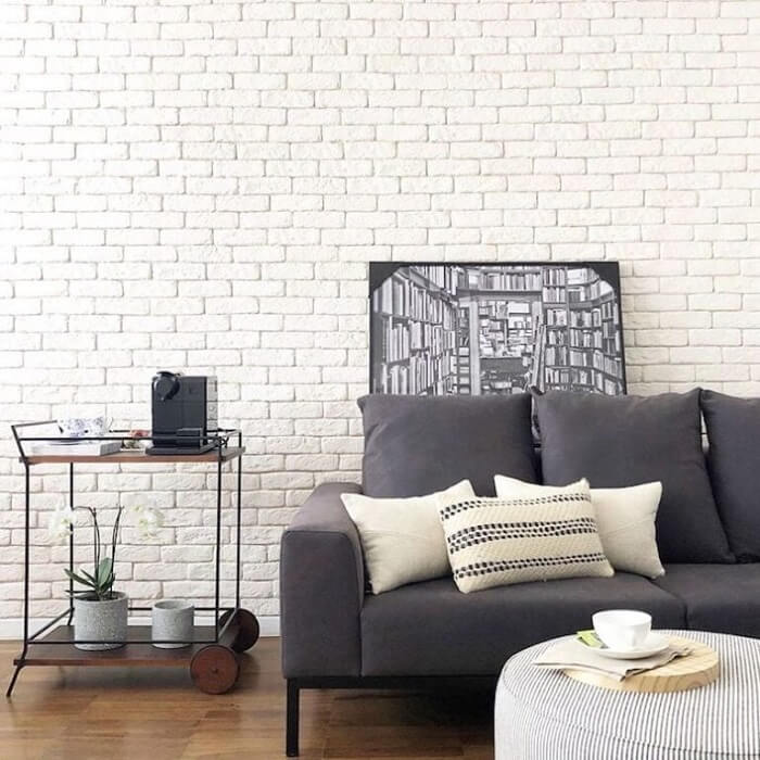 O tijolo de gesso traz um charme especial para a sala de estar. Fonte: Apto41