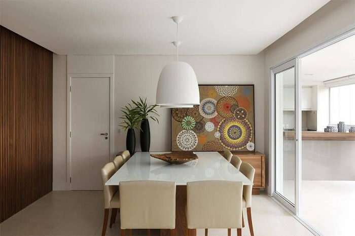 Parede com painel ripado e mesa laqueada decoram a sala de jantar. Fonte: Cintia Mara Petronetto
