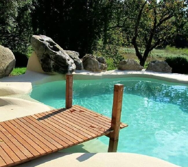 Projeto de piscina de areia pequena com deck de madeira. Fonte: Bored Panda
