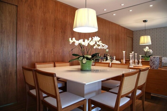 Sala de jantar com parede espelhada e mesa laqueada. Fonte: MeyerCortez Arquitetura &amp; Design