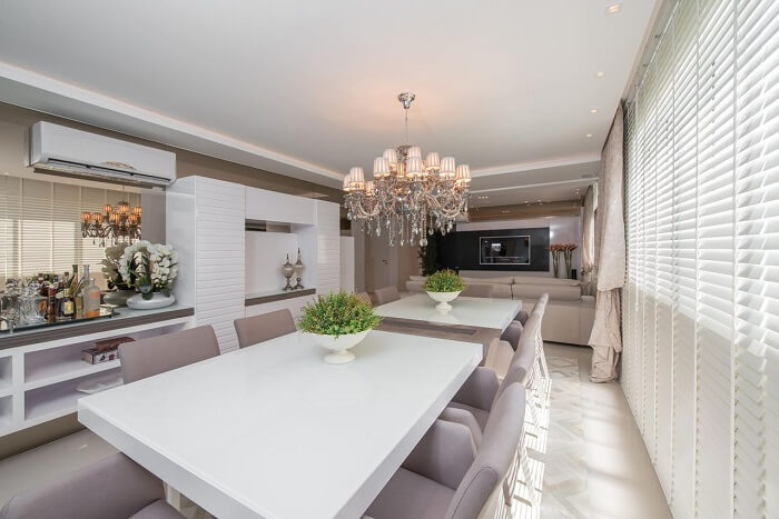 Sala de jantar com persiana branca e mesa laqueada. Fonte: Actual Design