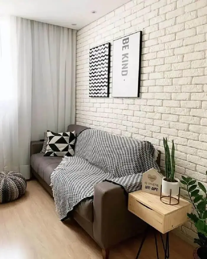 Sala simples decorada com tijolo de gesso traz uma aparência bem moderna. Fonte: Home Fashion Trend