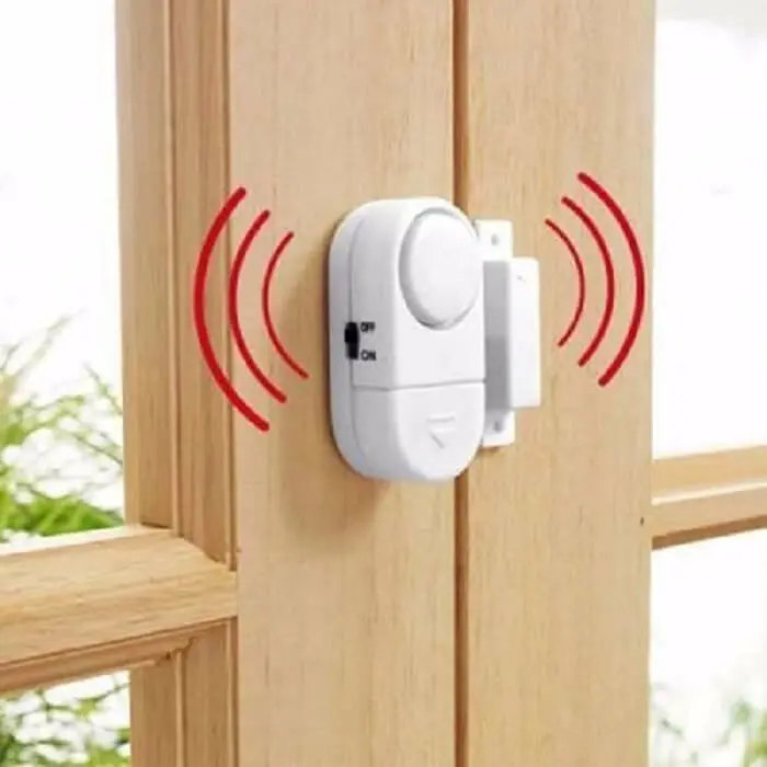 Alarmes residenciais: os sensores magnéticos identificam a abertura de janelas, portões e portas do imóvel. Fonte: Telhanorte