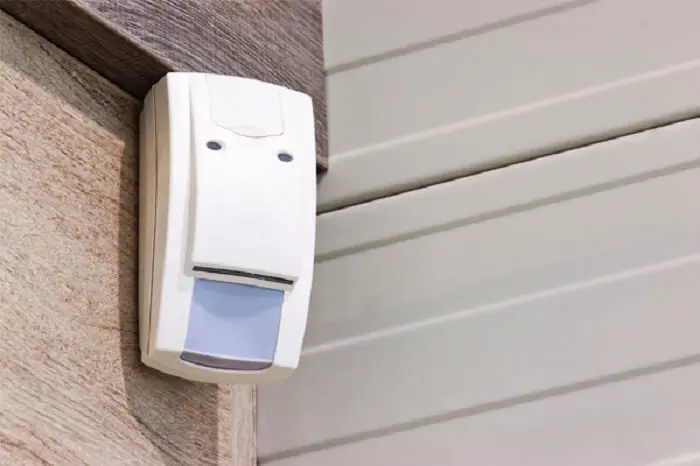 Alarmes residenciais: o sensor infravermelho detecta a presença de uma pessoa ou animal por meio de calor