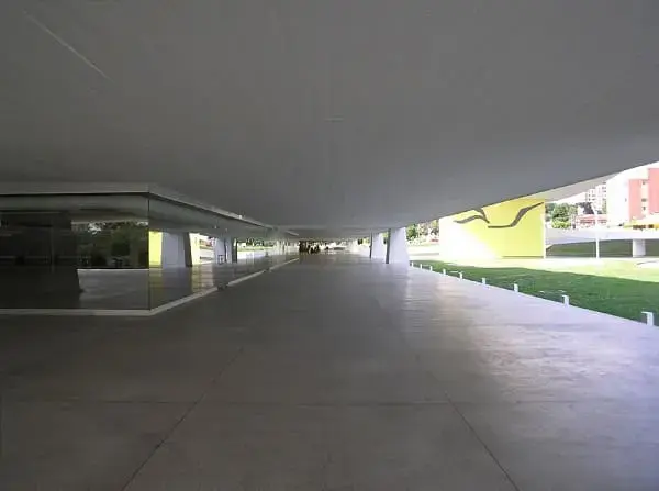Museu Oscar Niemeyer vão livre foto Wikipédia