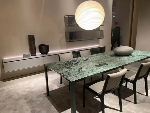 Feira de Milão 2022 mesa de jantar com tampo de pedra esverdeada foto Cris Paola