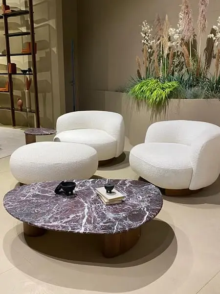 Feira de Milão 2022 puffs brancos e mesa de centro com tampo de pedra foto Cris Paola