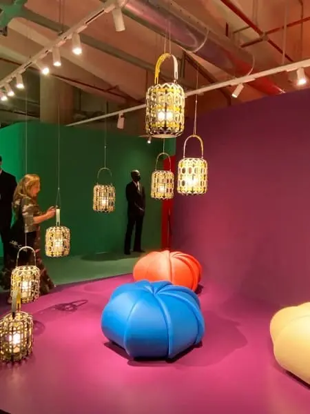 Instalações da Semana de Design de Milão - Louis Vuitton  - Puffs coloridos foto Cris Paola