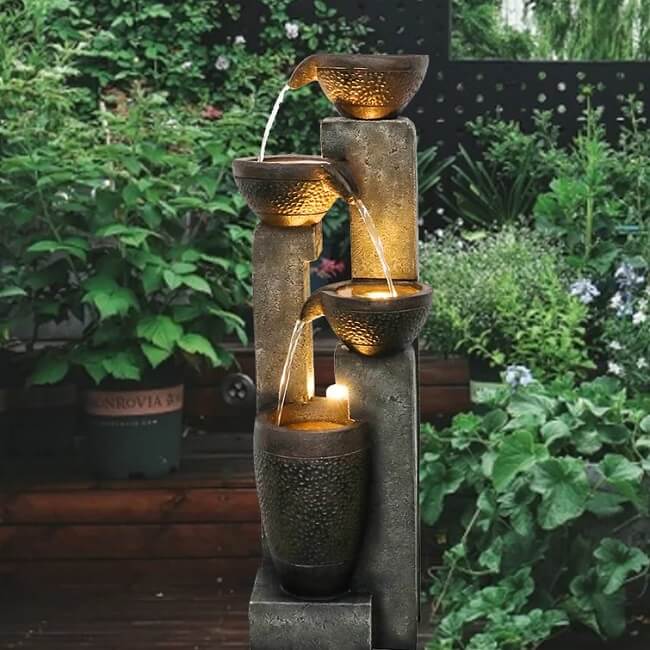 O chafariz para jardim com iluminação artificial reforça a sensação de relaxamento