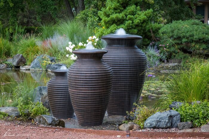 Os vasos criativos assumem a função de chafariz para jardim