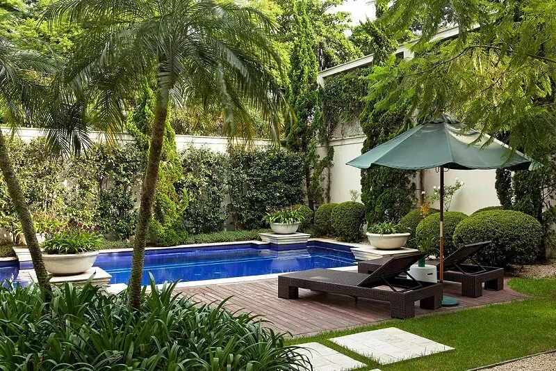 Paisagismo residencial: escolha as plantas ideias para compor o jardim da piscina