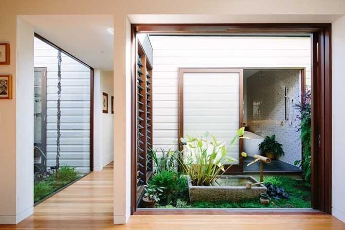 A arquitetura da casa favorece a criação de um jardim de inverno simples
