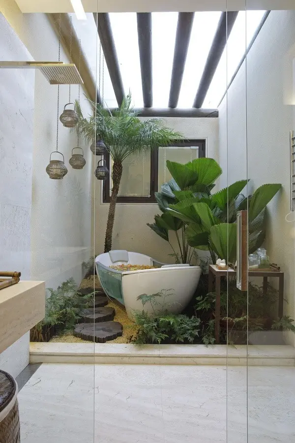 Banheiro aconchegante com banheira e jardim de inverno simples