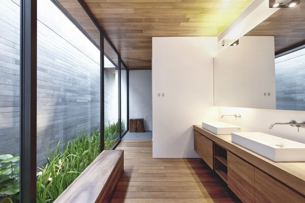 Banheiro com cubas brancas e jardim de inverno simples