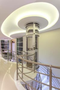 O elevador residencial se integra perfeita a arquitetura do imóvel. Fonte: Homify BR.