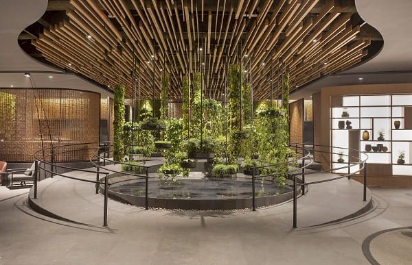 CASACOR SP 2022: Senses Hall Deca - Jardim de bambu, seixos e carvão / Projeto: Roberto Migotto / Foto: Denilson Machado