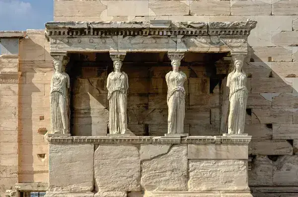 Cariátides no templo de Erechtheio foto Pexels