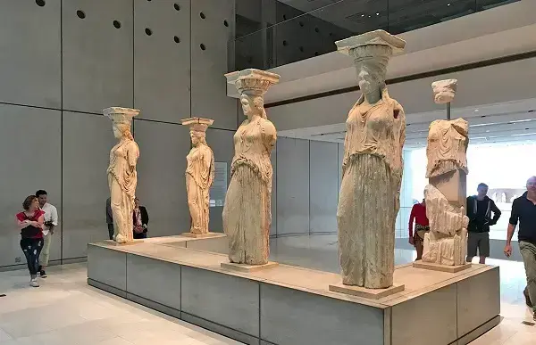 Cariátides no Museu da Acrópole, na Grécia foto penaestrada.blog.br