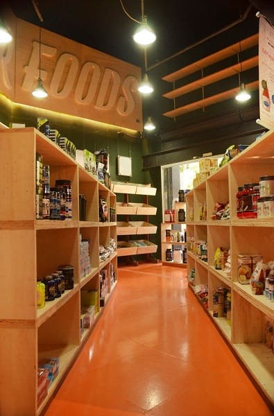 Compensado naval marcenaria com nichos em loja de alimentos projeto Daniel Carvalho e Haiko Cirne