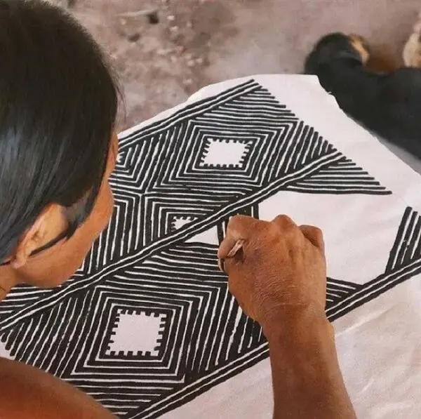Criação de uma peca decorativa por meio do grafismo indígena brasileiro