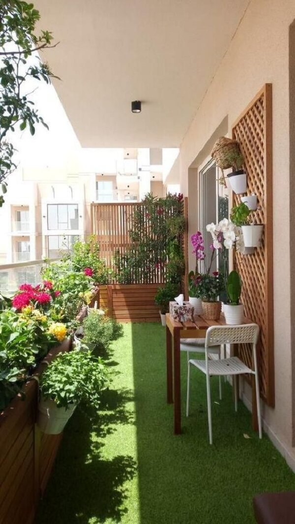 Crie um espaço confortável com moveis, vasos de plantas e grama sintética