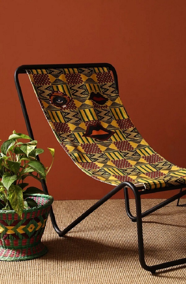 Grafismo africano em cadeira e vaso de planta