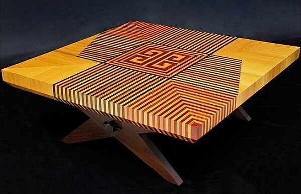 Grafismo indígena traz destaque para a mesa de madeira