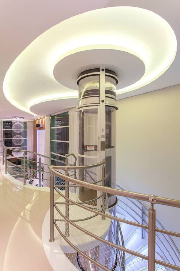 O elevador residencial se integra perfeita a arquitetura do imóvel