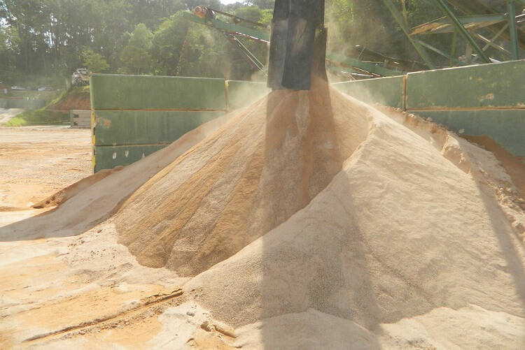 Areia para construção: a areia reciclada é gerada a partir de entulhos e materiais de demolição