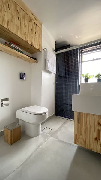 Banheiro com armário de madeira pinus foto Mora estúdio