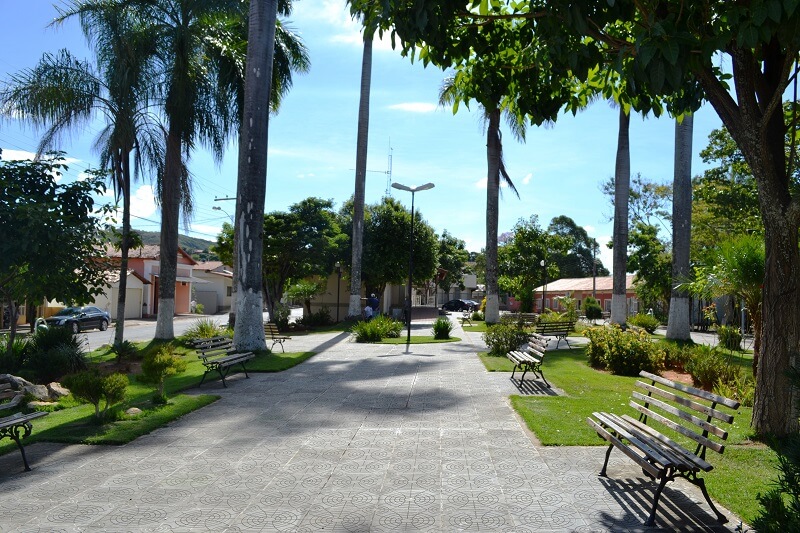 Menor cidade do Brasil: vista da praça em frente a Igreja Nossa Senhora do Carmo