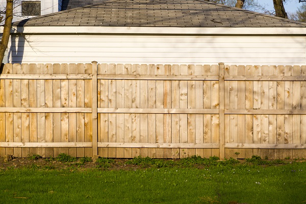 Muro de madeira clara fica ótimo em áreas campestres (foto: iStock)
