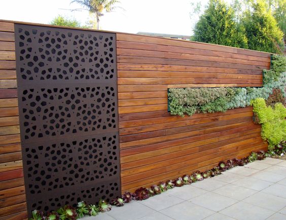 Muro de madeira com plantas e detalhes de ferro foto renoguide.com.au