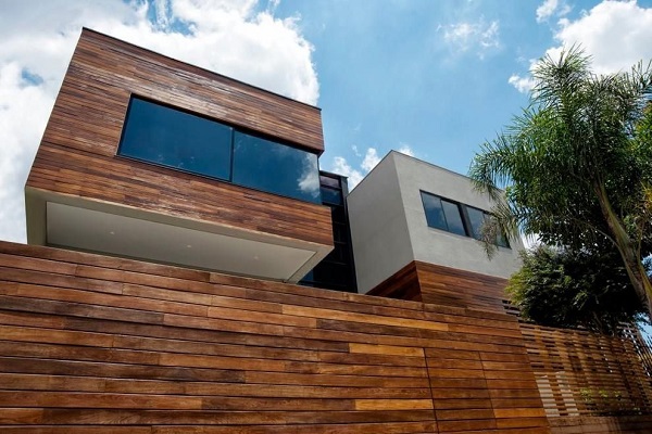 7. Muro de madeira em casa moderna (foto: Elmor Arquitetura)