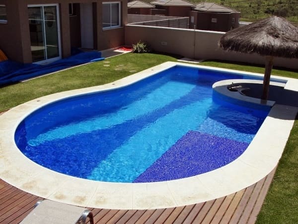 Piscina de concreto armado com forma arredondada foto piscinar.com.br