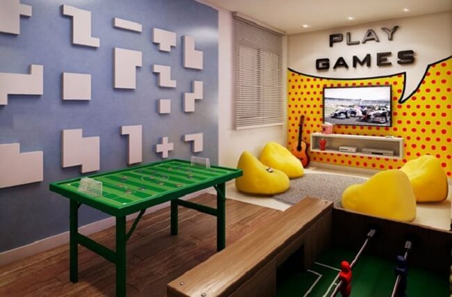 Puffs gigantes decoram e trazem conforto para quem utiliza o salão de jogos
