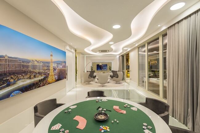 Sala de jogos em casa decorado com painel fotográfico de Las Vegas