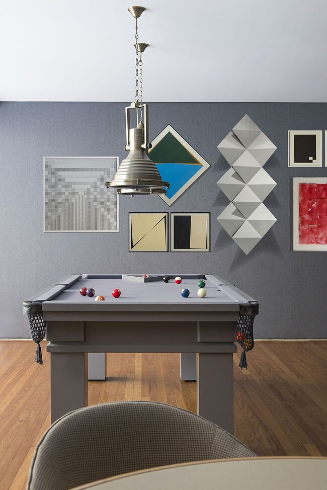 Sala de jogos simples com mesa de sinuca cinza