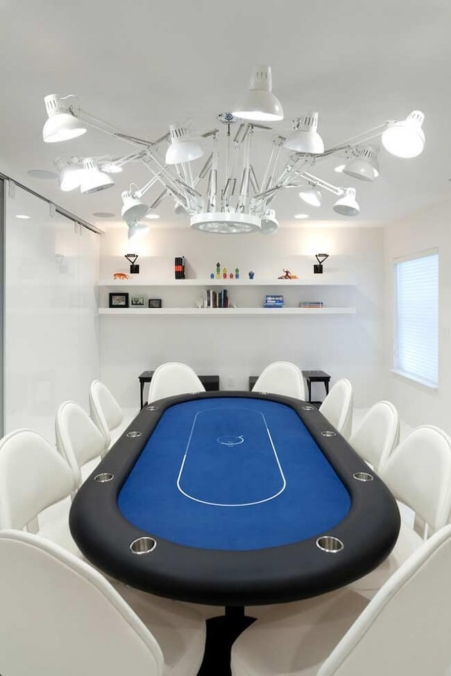 Sala de jogos sofisticado com mesa de pôquer